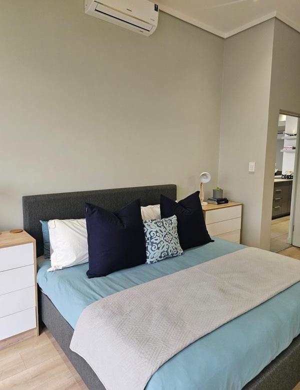 With the exquisite “Dapper in Grey” design, this Penthouse luxury apartment is perfect for those who appreciate contemporary elegance and functional luxury..