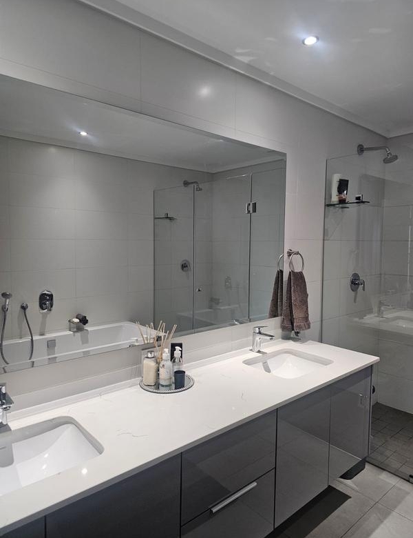 With the exquisite “Dapper in Grey” design, this Penthouse luxury apartment is perfect for those who appreciate contemporary elegance and functional luxury..