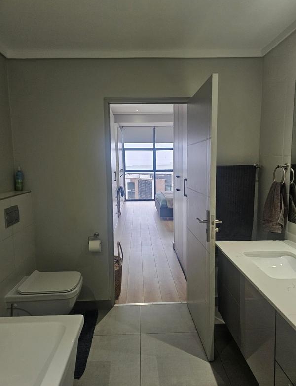 With the exquisite “Dapper in Grey” design, this Penthouse luxury apartment is perfect for those who appreciate contemporary elegance and functional luxury..