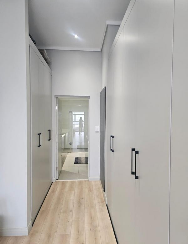 With the exquisite “Dapper in Grey” design, this Penthouse luxury apartment is perfect for those who appreciate contemporary elegance and functional luxury..