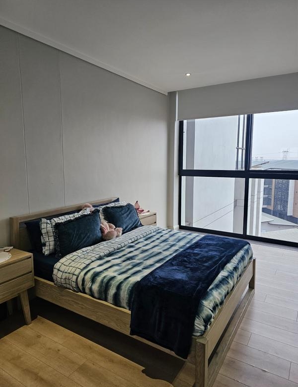 With the exquisite “Dapper in Grey” design, this Penthouse luxury apartment is perfect for those who appreciate contemporary elegance and functional luxury..