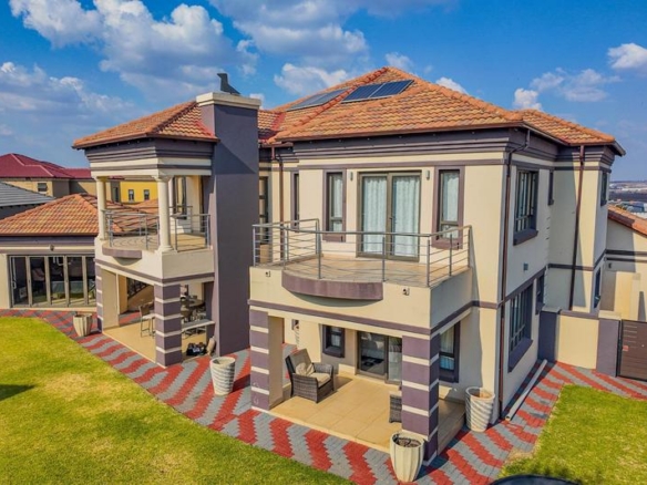 Elegant 4-Bedroom Family Retreat with Serene Greenbelt Views