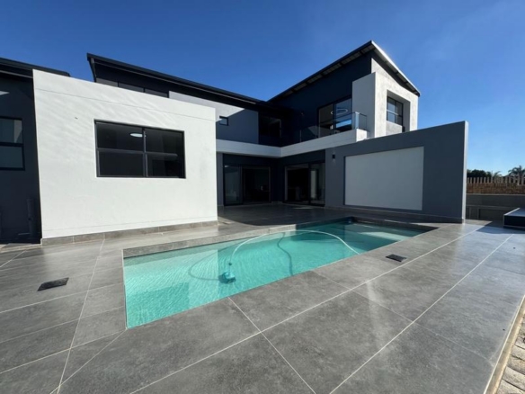 Modern 4 Bedroom Home for sale in Midstream Heights ready for occupation.