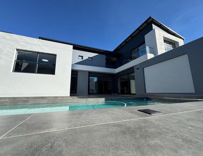 Modern 4 Bedroom Home for sale in Midstream Heights ready for occupation.