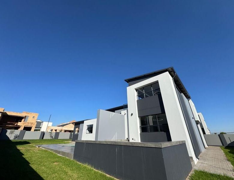 Modern 4 Bedroom Home for sale in Midstream Heights ready for occupation.