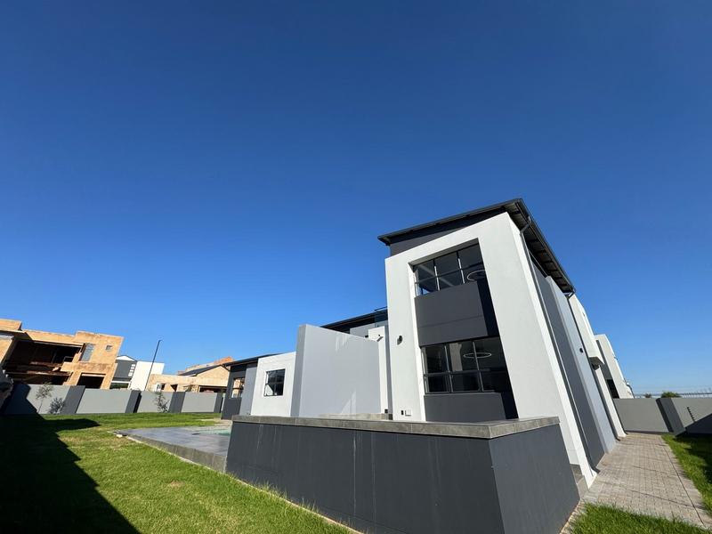 Modern 4 Bedroom Home for sale in Midstream Heights ready for occupation.