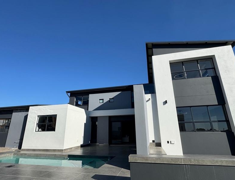Modern 4 Bedroom Home for sale in Midstream Heights ready for occupation.