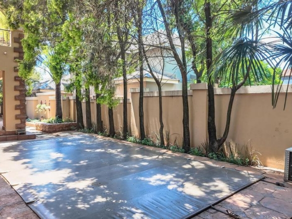 Grand 5‑Bedroom Home with Exceptional Space, Walking Distance to the School