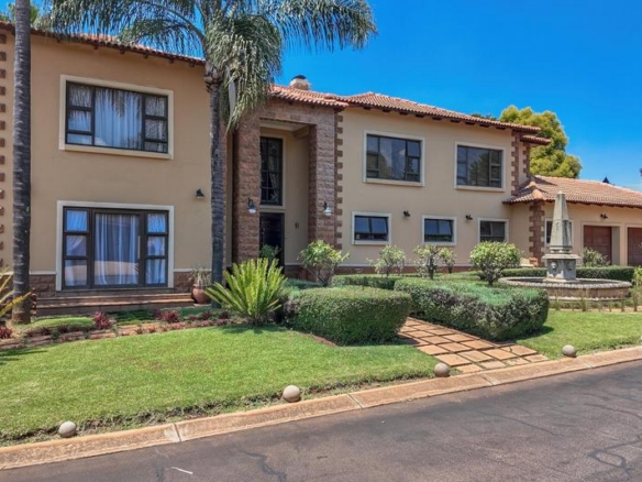 Grand 5‑Bedroom Home with Exceptional Space, Walking Distance to the School