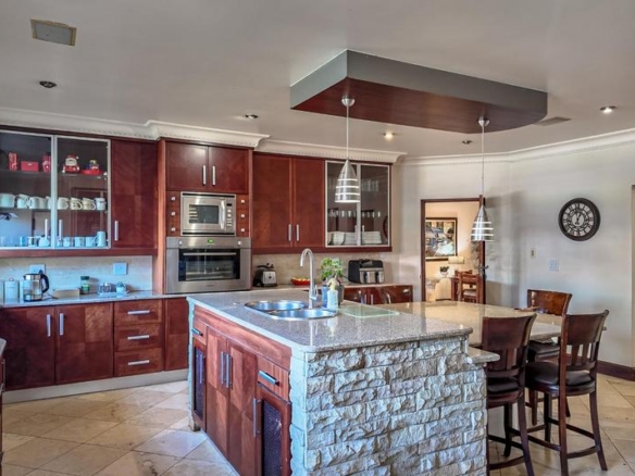 Grand 5‑Bedroom Home with Exceptional Space, Walking Distance to the School