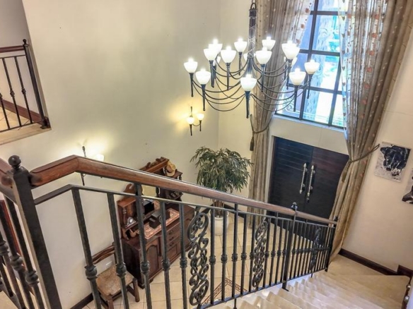 Grand 5‑Bedroom Home with Exceptional Space, Walking Distance to the School