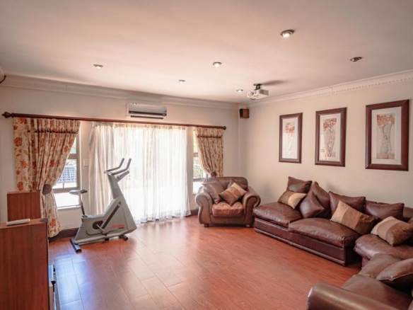 Grand 5‑Bedroom Home with Exceptional Space, Walking Distance to the School