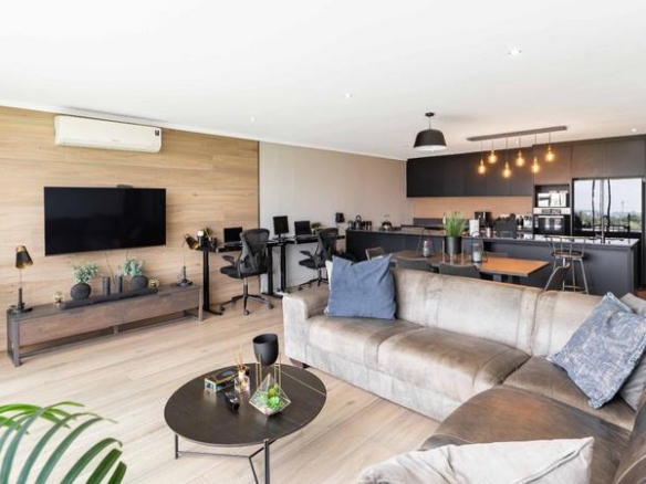 Beautiful 2 Bed Luxury Apartment with Views of the Golf Course!