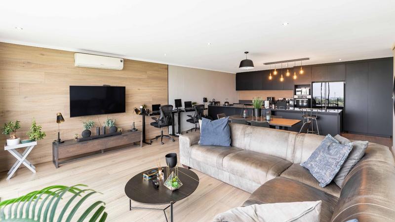 Beautiful 2 Bed Luxury Apartment with Views of the Golf Course!