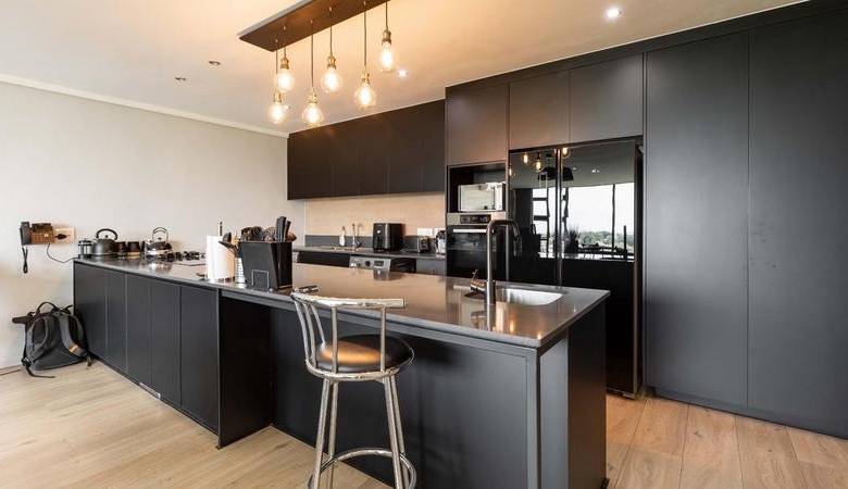Beautiful 2 Bed Luxury Apartment with Views of the Golf Course!