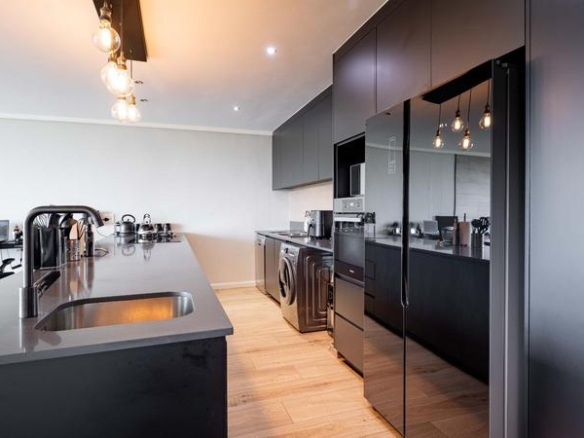Beautiful 2 Bed Luxury Apartment with Views of the Golf Course!
