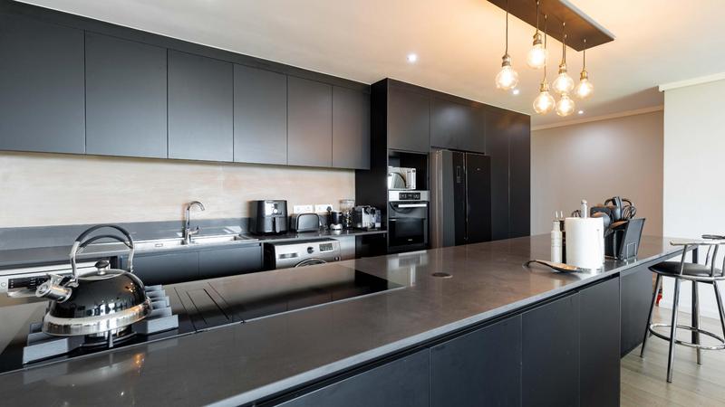 Beautiful 2 Bed Luxury Apartment with Views of the Golf Course!