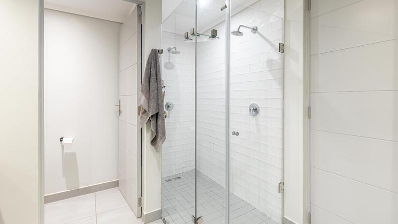 Beautiful 2 Bed Luxury Apartment with Views of the Golf Course!