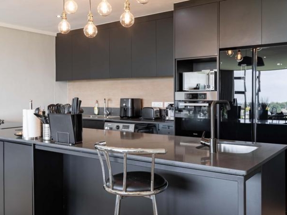 Beautiful 2 Bed Luxury Apartment with Views of the Golf Course!