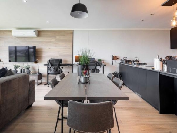 Beautiful 2 Bed Luxury Apartment with Views of the Golf Course!