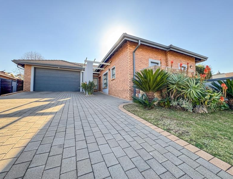 Beautiful Full-Title Retirement Home in Midstream Estate