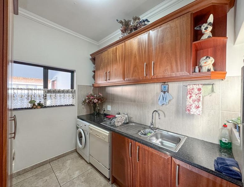 Beautiful Full-Title Retirement Home in Midstream Estate