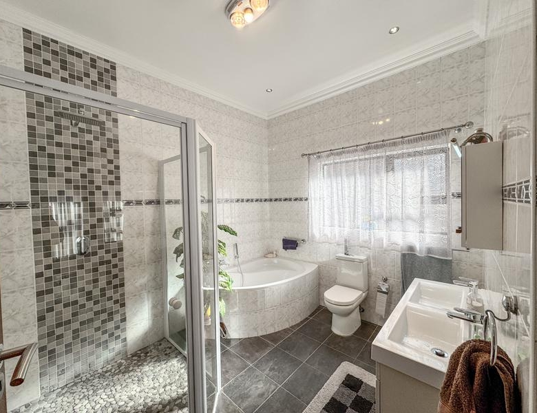 Beautiful Full-Title Retirement Home in Midstream Estate