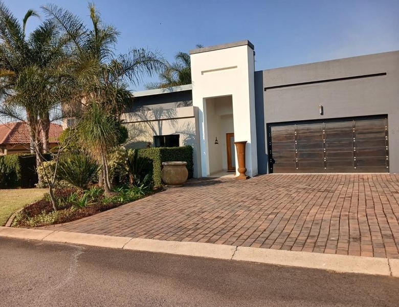 Elegant Full-Title Home for Sale in Midstream Retirement Estate