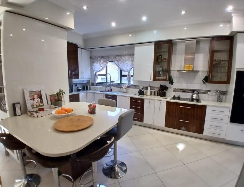 Elegant Full-Title Home for Sale in Midstream Retirement Estate