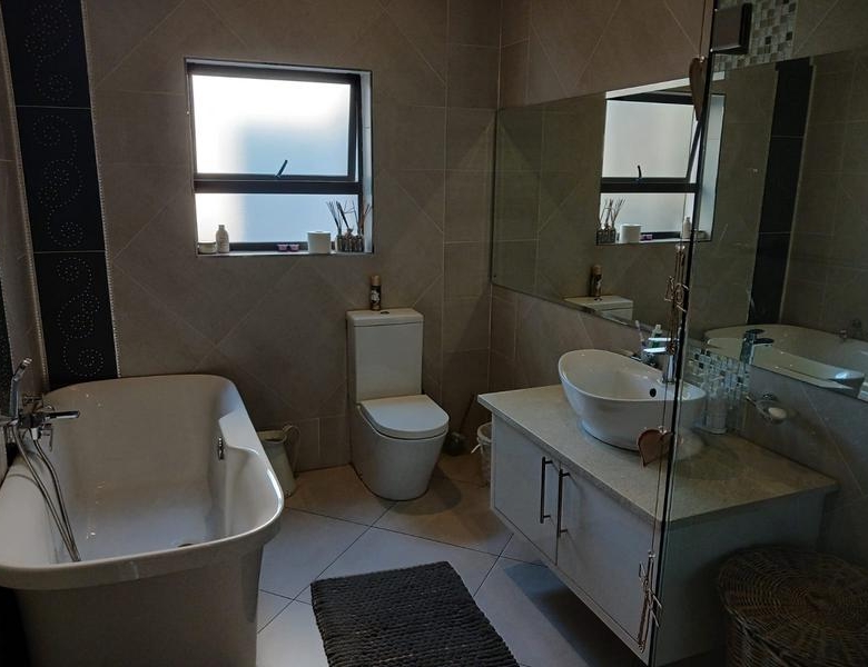 Elegant Full-Title Home for Sale in Midstream Retirement Estate