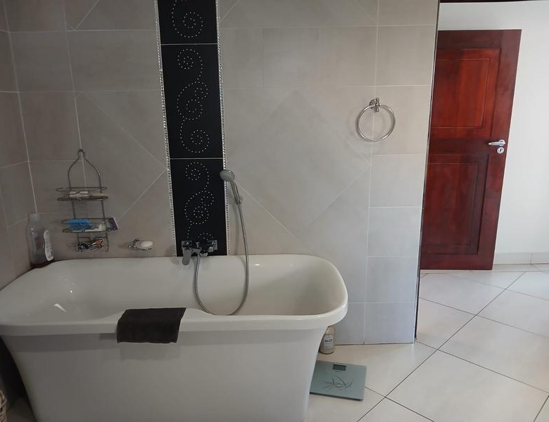 Elegant Full-Title Home for Sale in Midstream Retirement Estate