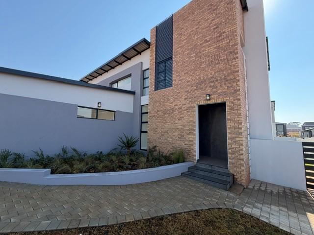 4 Bedrooms Home for Sale Fountain Brook Estate.