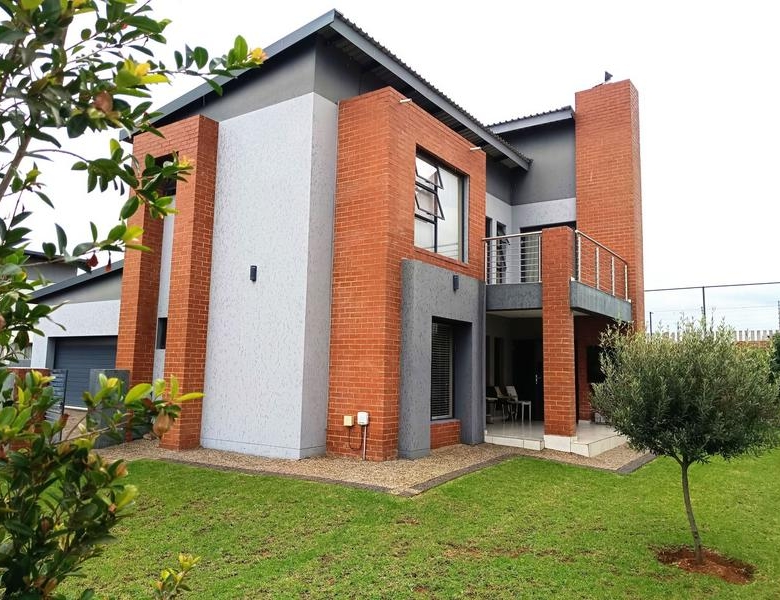 Modern Family Home in Midstream Ridge