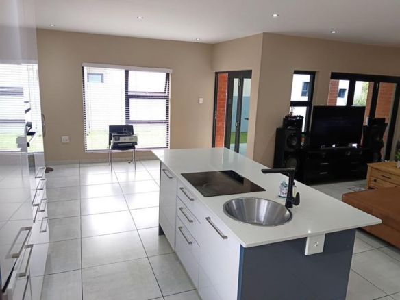 Modern Family Home in Midstream Ridge