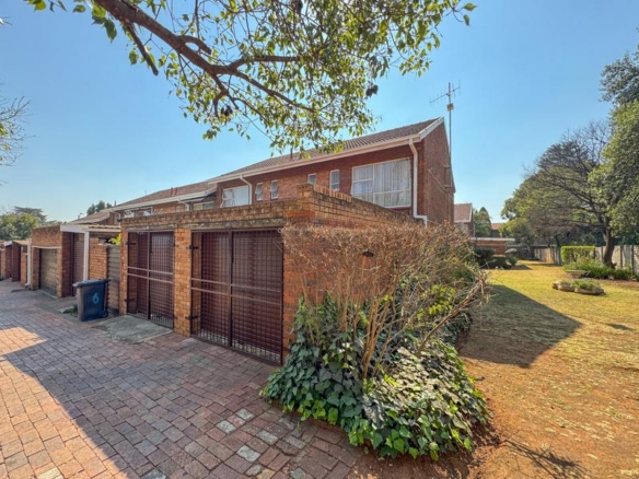 3 Bedroom, Corner Unit close to Eldoraigne High School