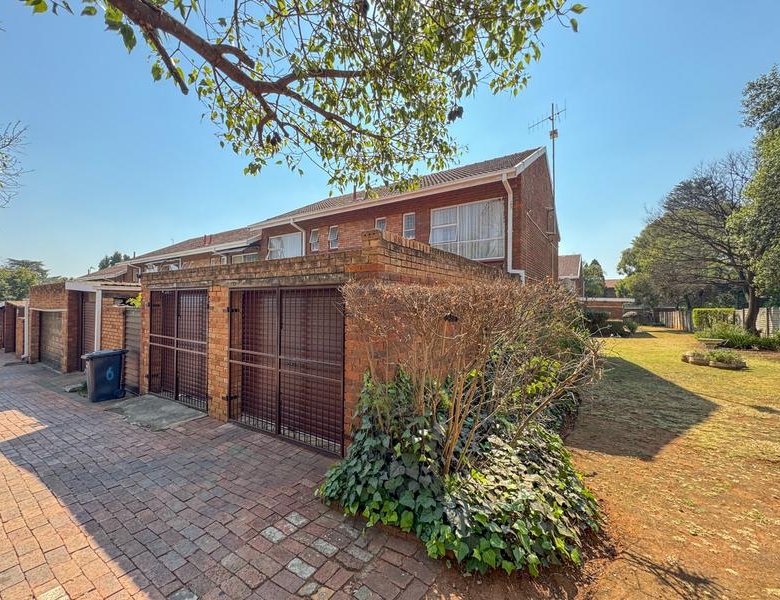 3 Bedroom, Corner Unit close to Eldoraigne High School