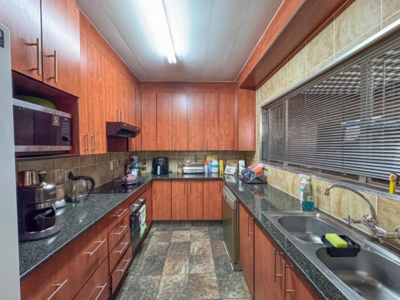 3 Bedroom, Corner Unit close to Eldoraigne High School