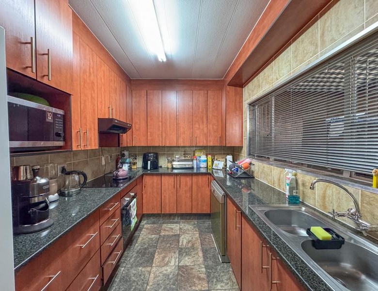 3 Bedroom, Corner Unit close to Eldoraigne High School