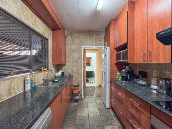 3 Bedroom, Corner Unit close to Eldoraigne High School
