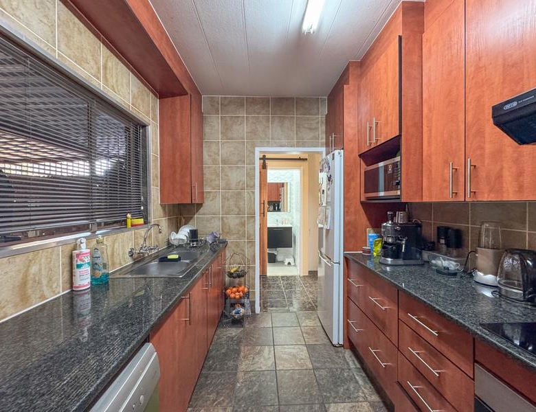 3 Bedroom, Corner Unit close to Eldoraigne High School