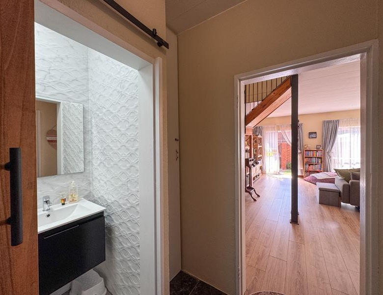 3 Bedroom, Corner Unit close to Eldoraigne High School