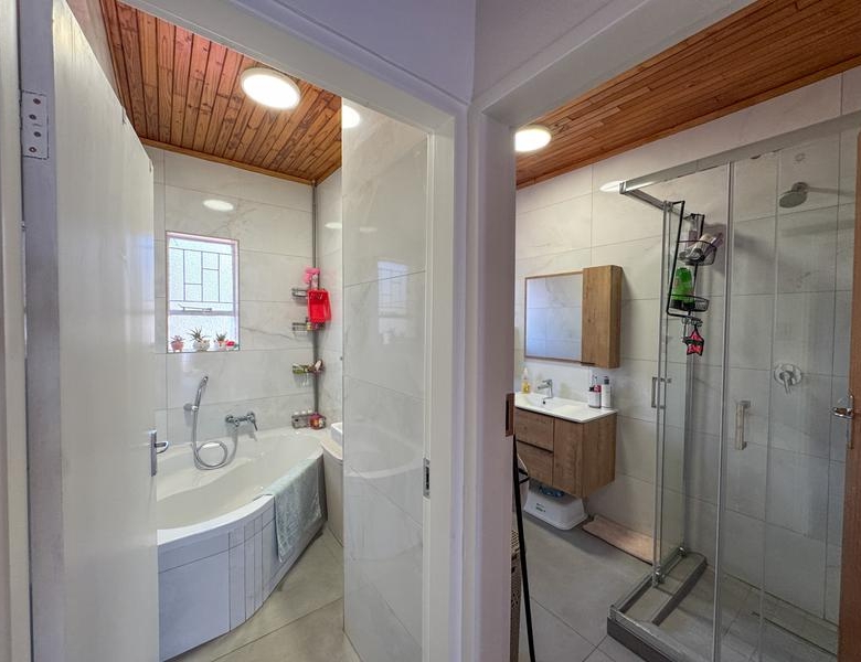3 Bedroom, Corner Unit close to Eldoraigne High School