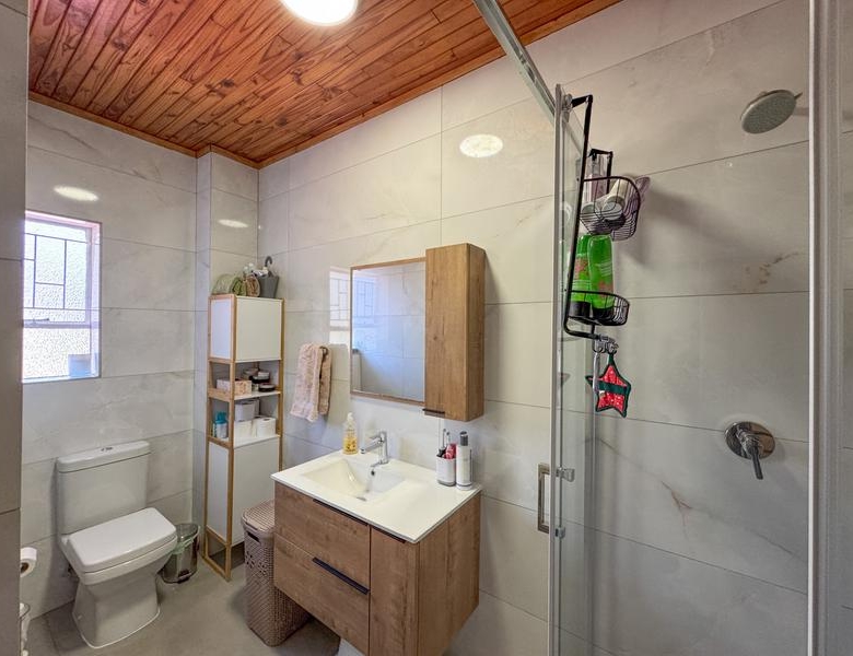 3 Bedroom, Corner Unit close to Eldoraigne High School