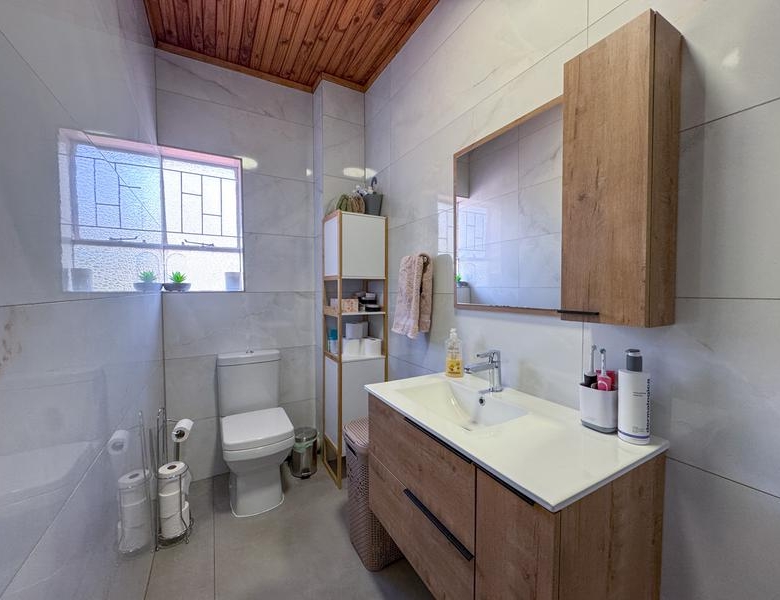 3 Bedroom, Corner Unit close to Eldoraigne High School