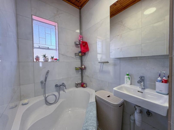 3 Bedroom, Corner Unit close to Eldoraigne High School