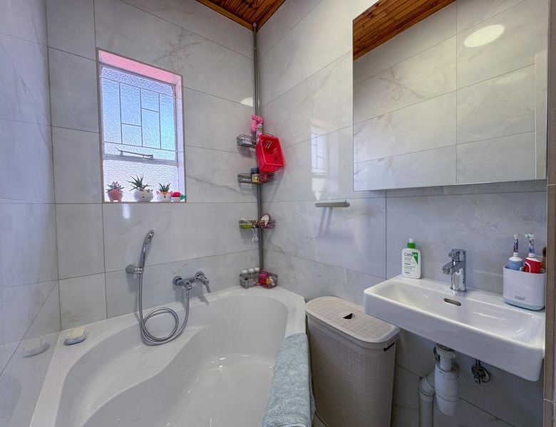 3 Bedroom, Corner Unit close to Eldoraigne High School