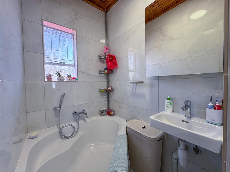 3 Bedroom, Corner Unit close to Eldoraigne High School