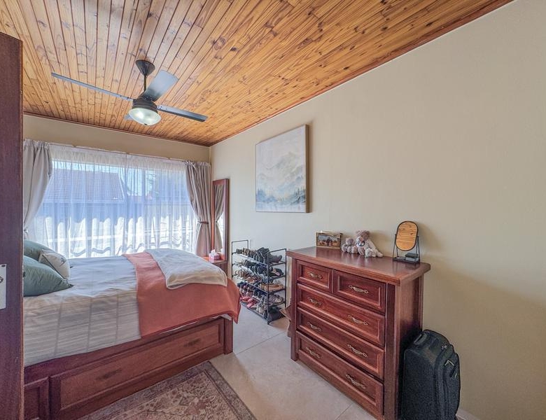 3 Bedroom, Corner Unit close to Eldoraigne High School