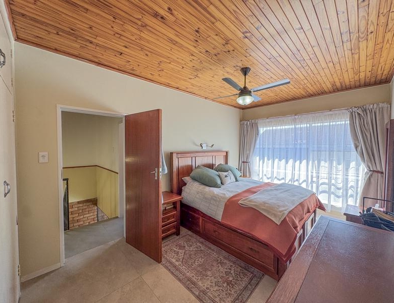3 Bedroom, Corner Unit close to Eldoraigne High School