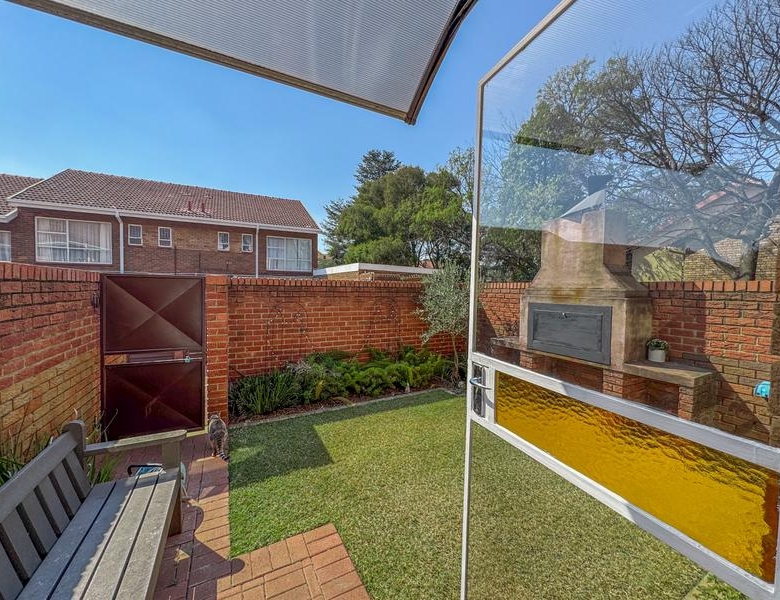 3 Bedroom, Corner Unit close to Eldoraigne High School